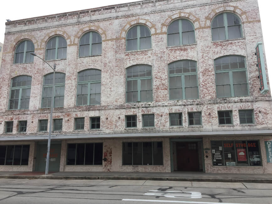img-facility-front